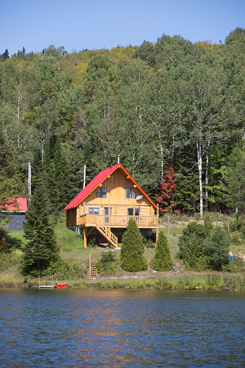 Chalets en bois rond tout équipés, avec accès au lac.